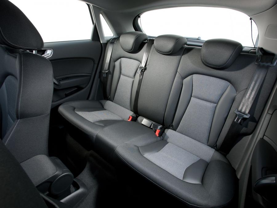 Интерьер Audi A1 Sportback TFSI 2012 года  (UK) (фото 5 из 21)